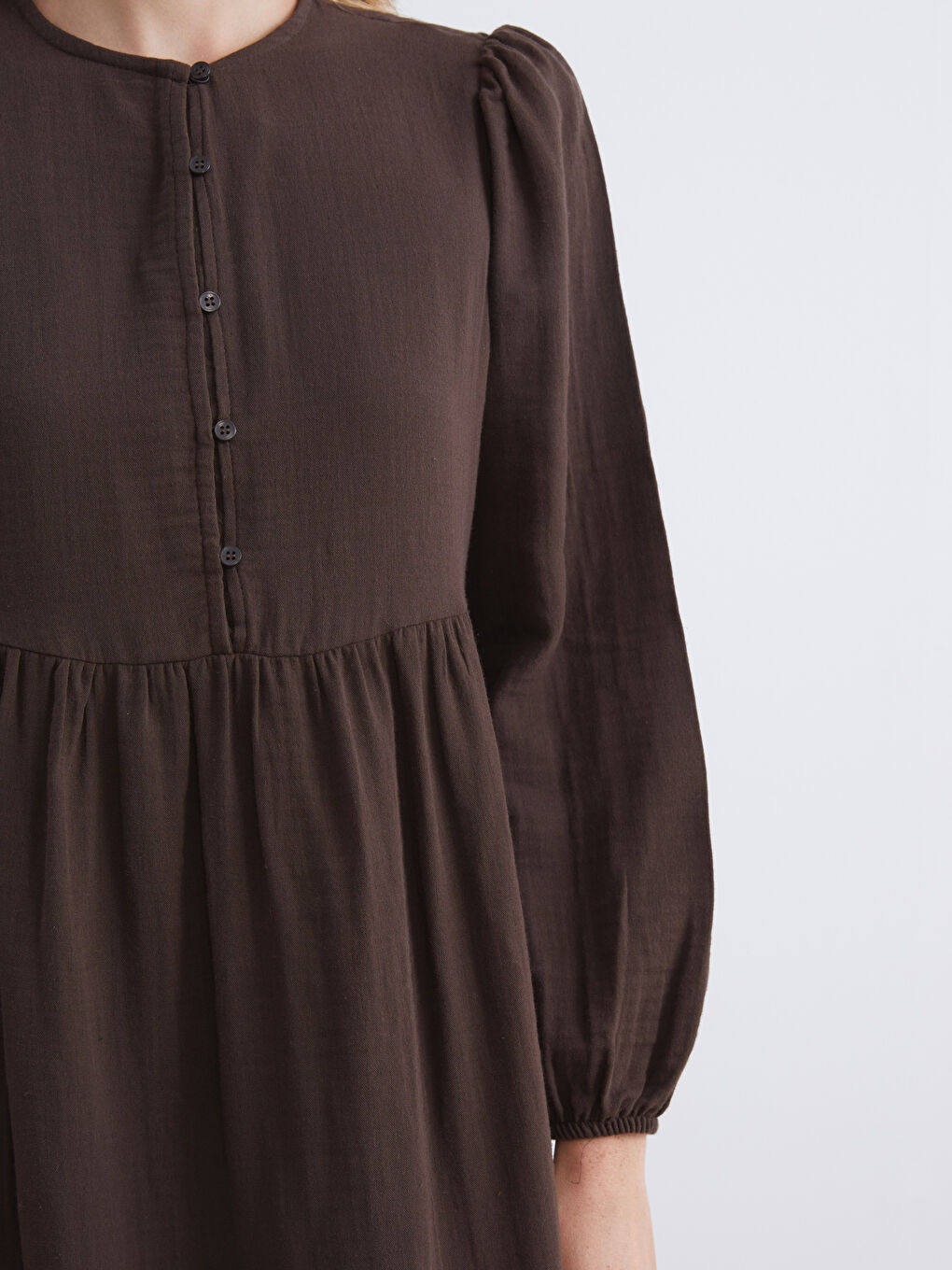 Kahverengi Bisiklet Yaka Dokulu Müslin Pileli Elbise-2