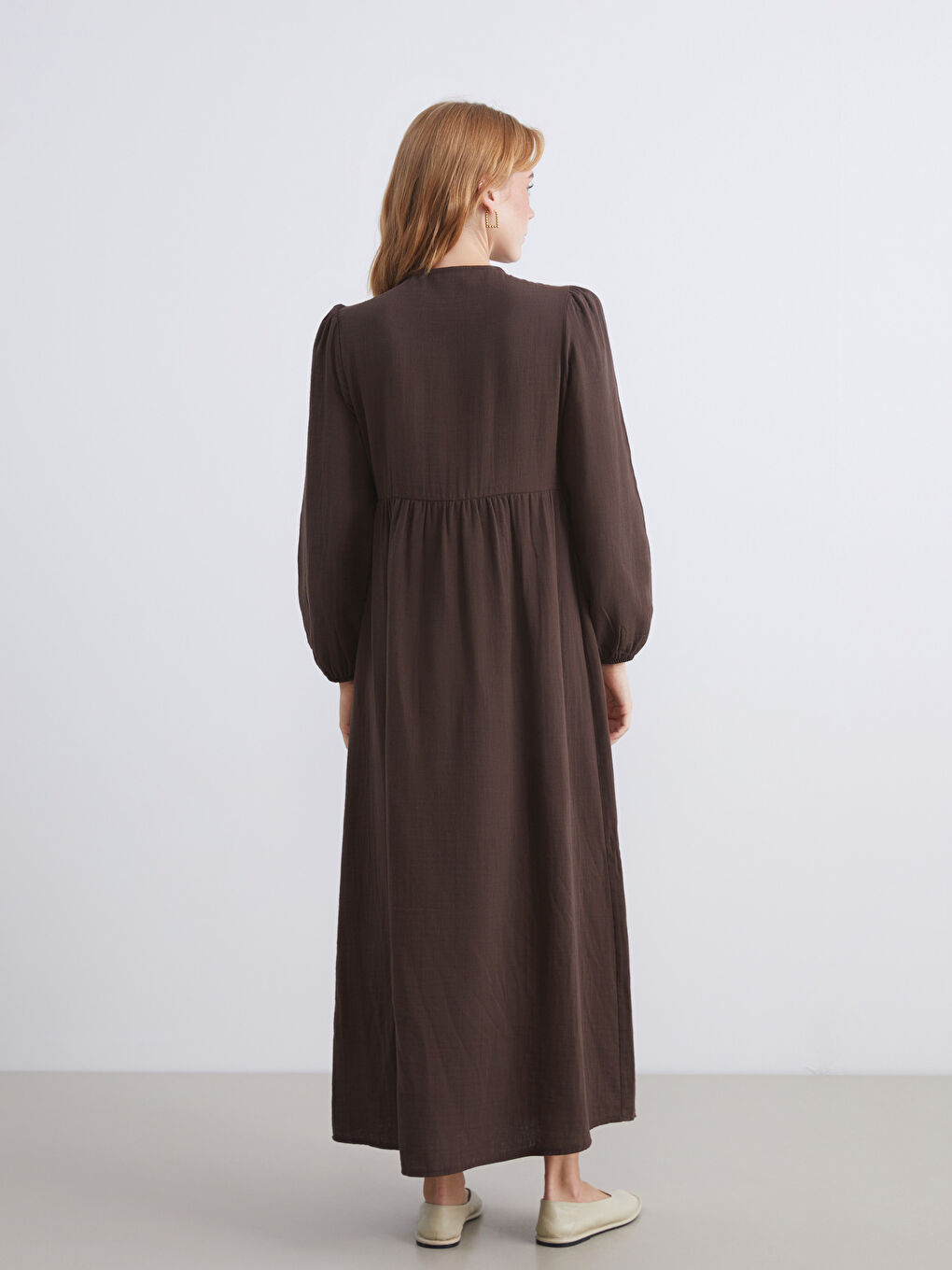 Kahverengi Bisiklet Yaka Dokulu Müslin Pileli Elbise-3