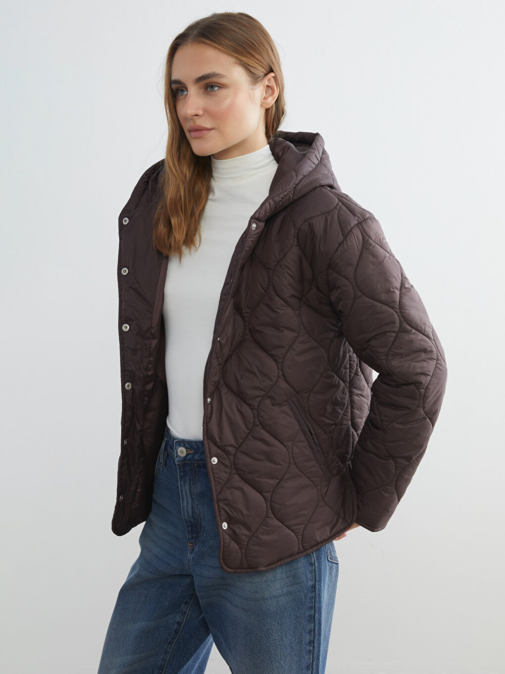 Kahverengi Kapüşonlu Kapitone Kadın Şişme Mont