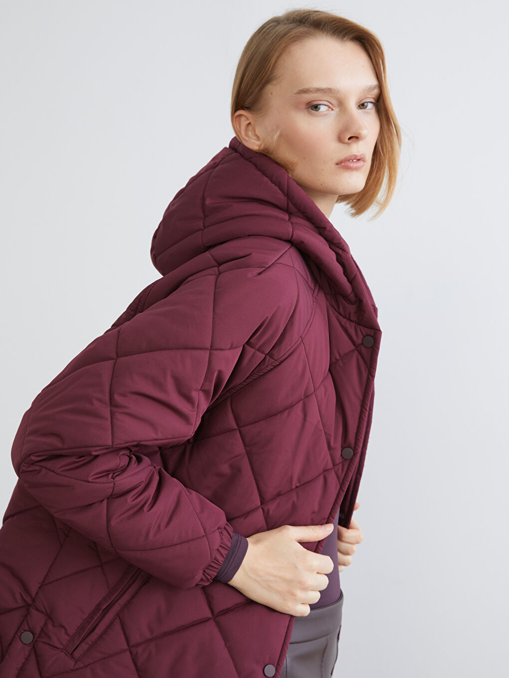 Bordo Kapüşonlu Kapitone Kadın Şişme Mont