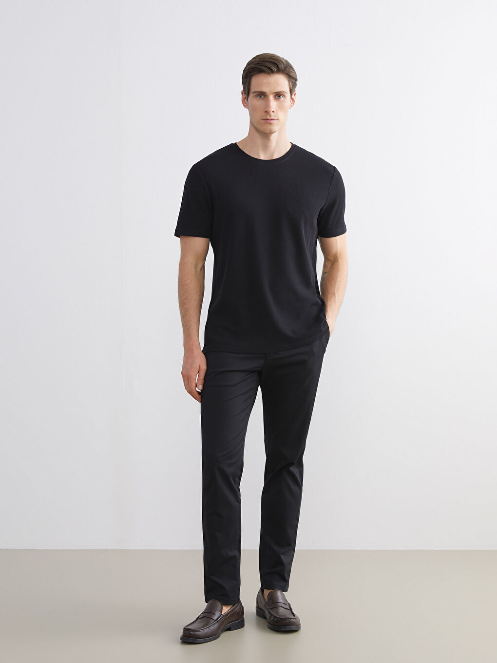 تيشيرت سادة بياقة دائرية للرجال-1