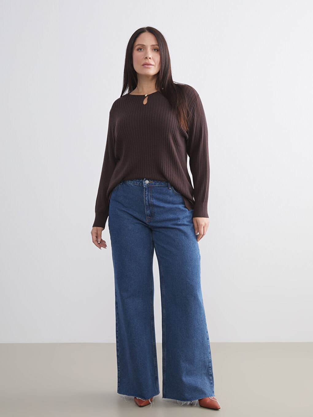 Женский трикотажный свитер с круглым вырезом-5