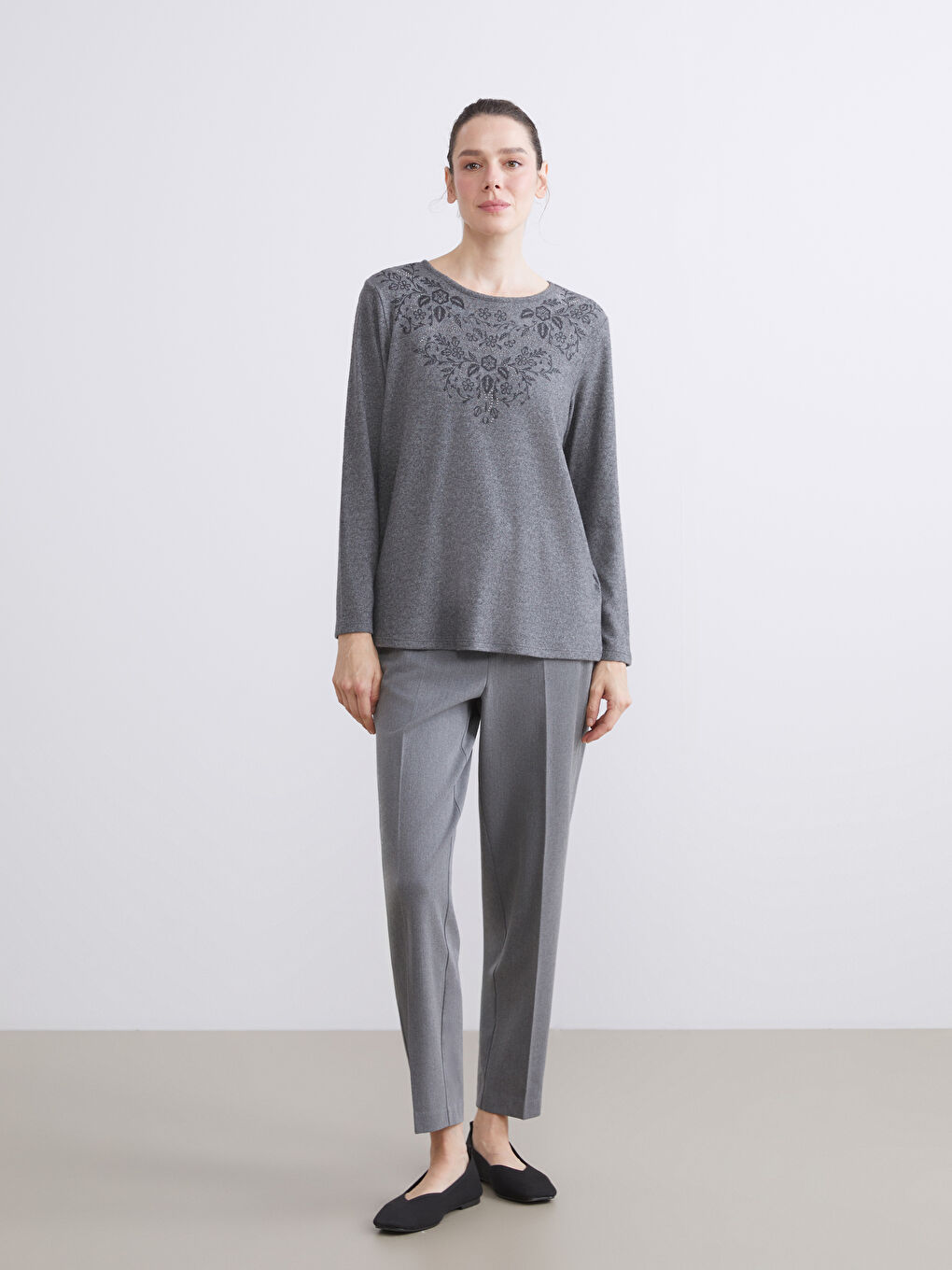 Antrasit Bisiklet Yaka Çiçek Nakışlı Bluz-1