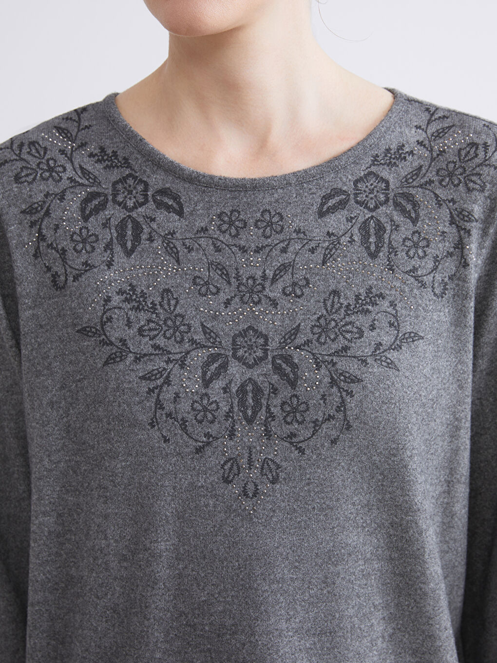 Antrasit Bisiklet Yaka Çiçek Nakışlı Bluz-2