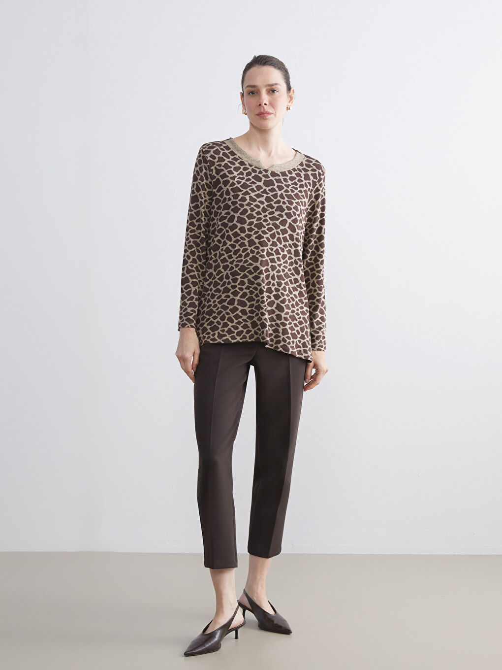 Bej Bisiklet Yaka Leopar Desenli Kadın Tişört-1