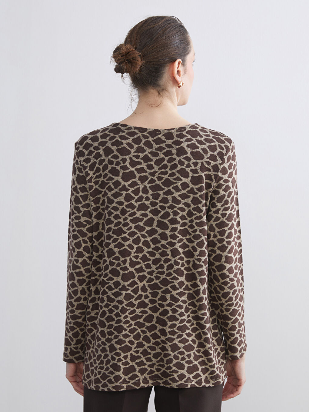 Bej Bisiklet Yaka Leopar Desenli Kadın Tişört-3