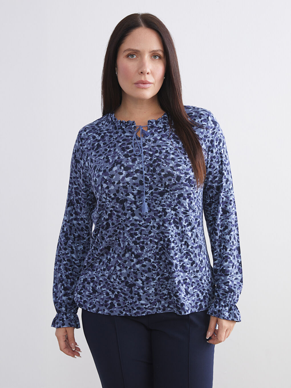 بلوزة بنقشة وربطة عنق-1