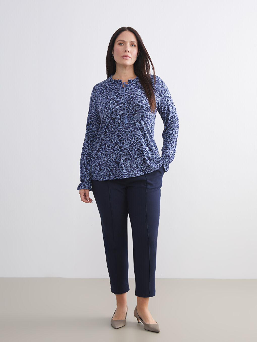 بلوزة بنقشة وربطة عنق-5