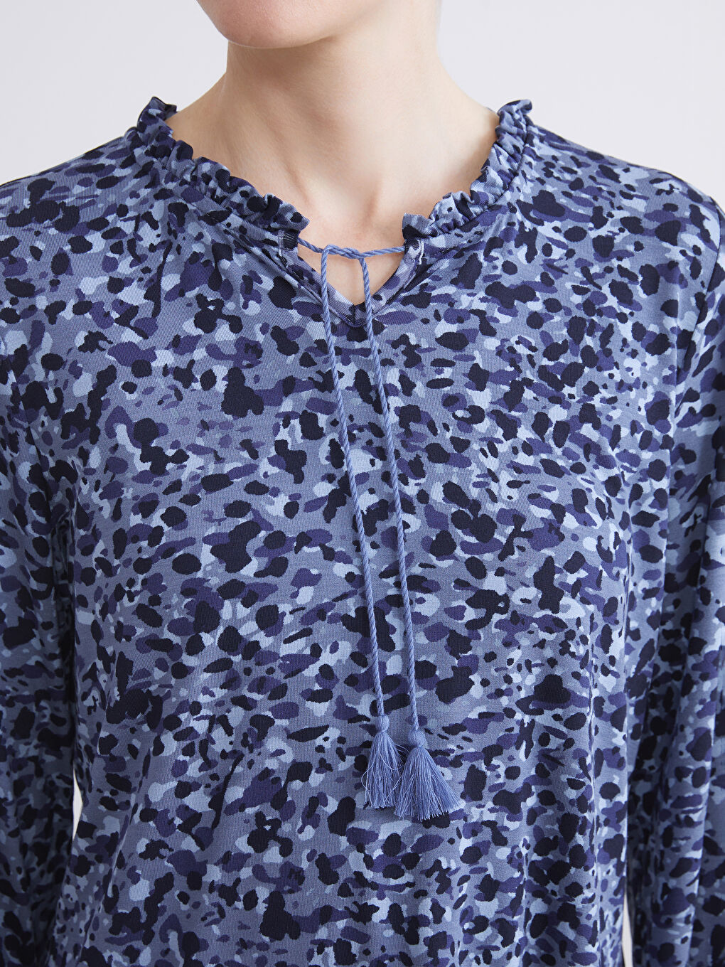 بلوزة بنقشة وربطة عنق-3