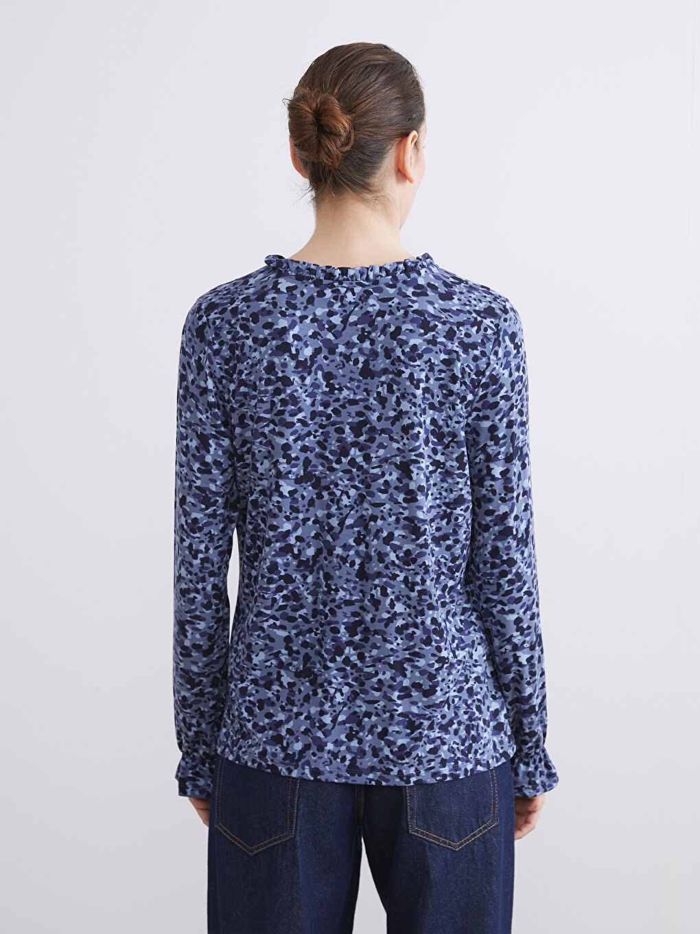 بلوزة بنقشة وربطة عنق-4