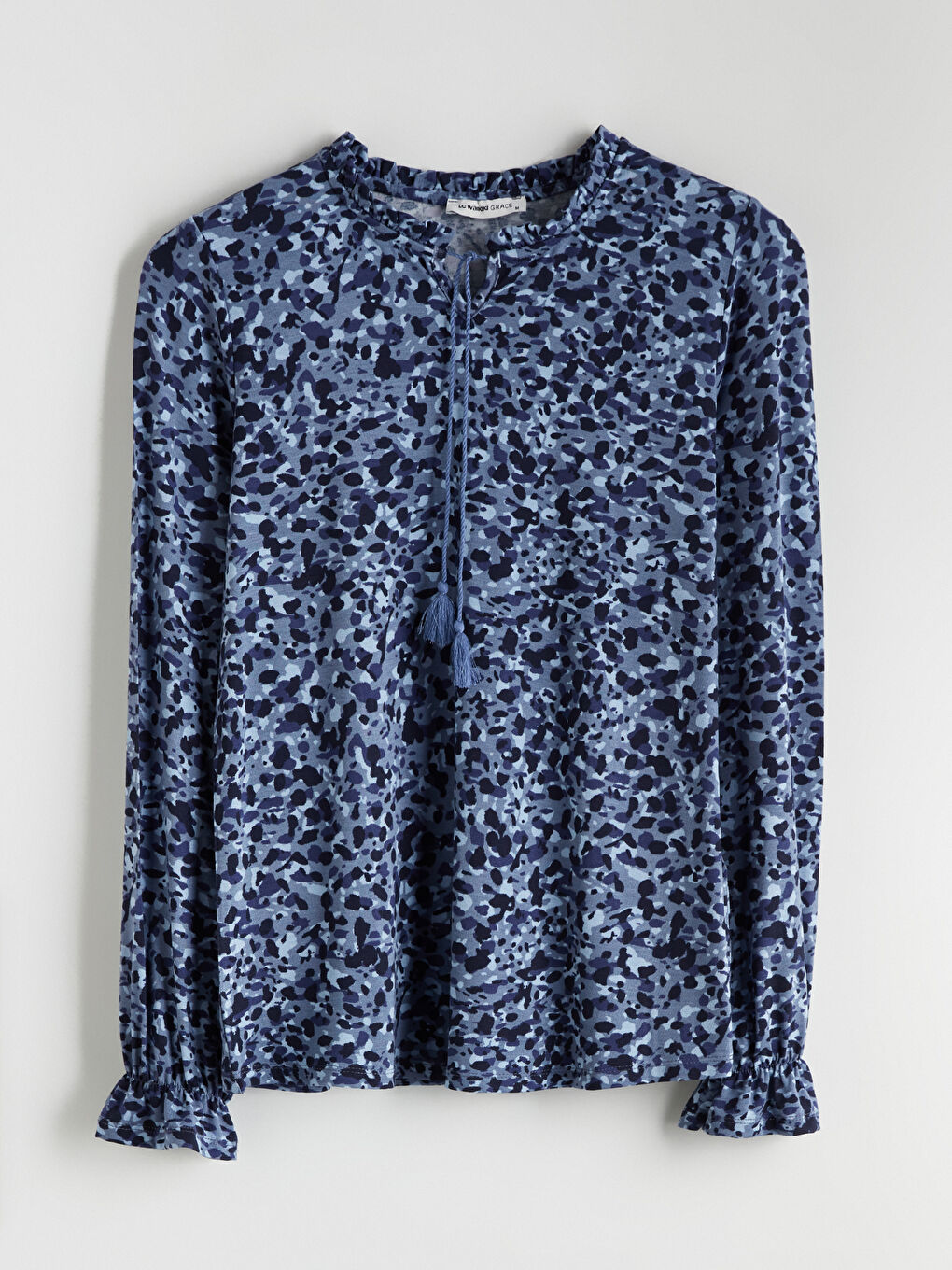 بلوزة بنقشة وربطة عنق-6