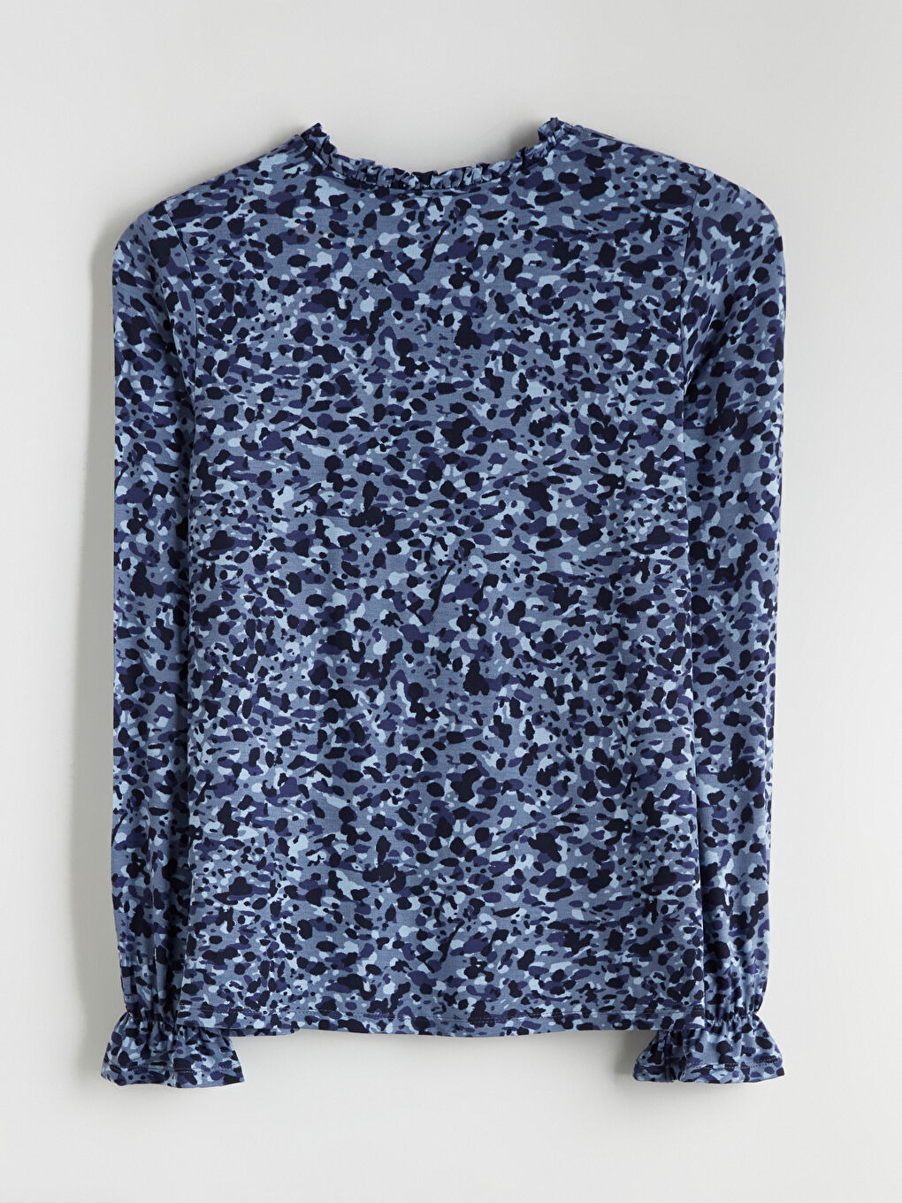 بلوزة بنقشة وربطة عنق-7