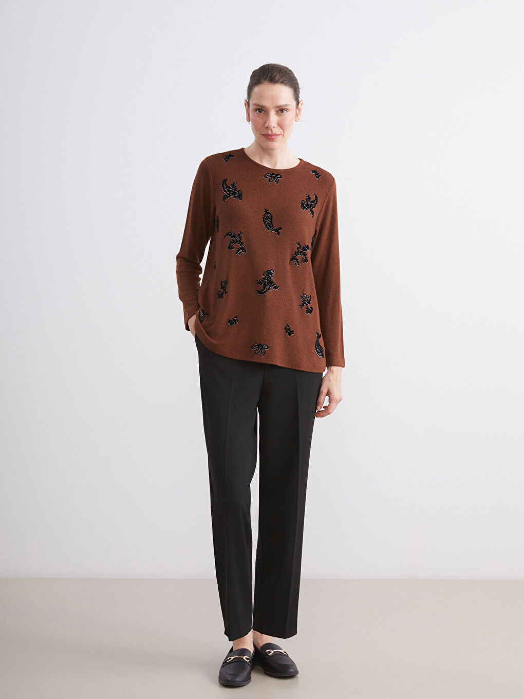 Kahverengi Bisiklet Yaka Desenli Kadın Tişört-1