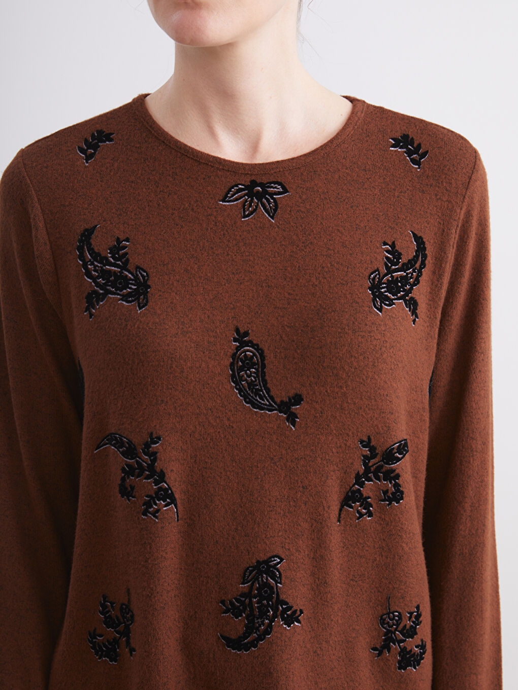 Kahverengi Bisiklet Yaka Desenli Kadın Tişört-2