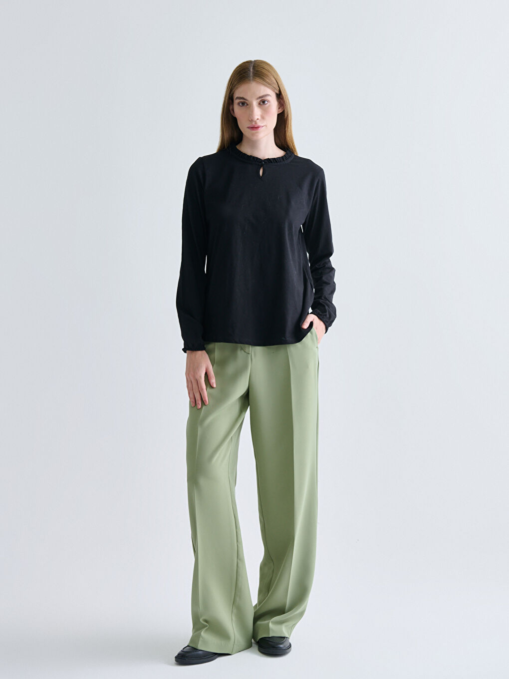 Siyah Fırfırlı Bisiklet Yaka Bluz-1