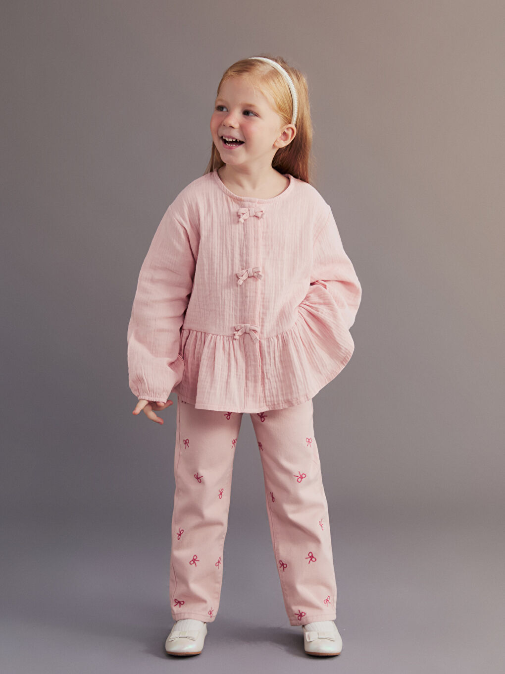 بنطلونات للبنات بخصر مطاطي وتفاصيل فيونكة