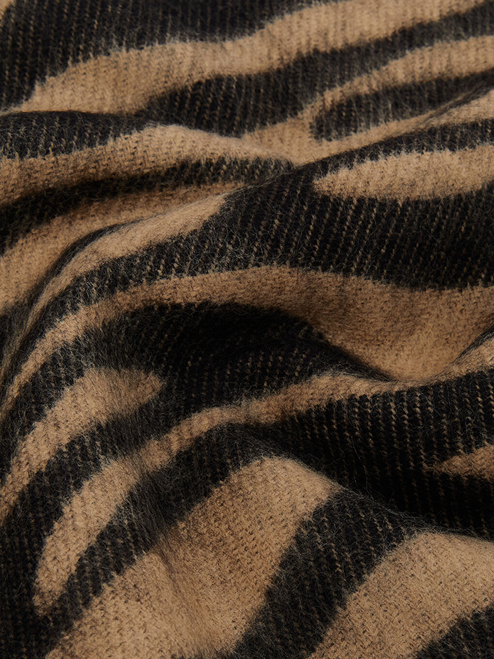 Kahverengi Zebra Desenli Püsküllü Kadın Atkı-2