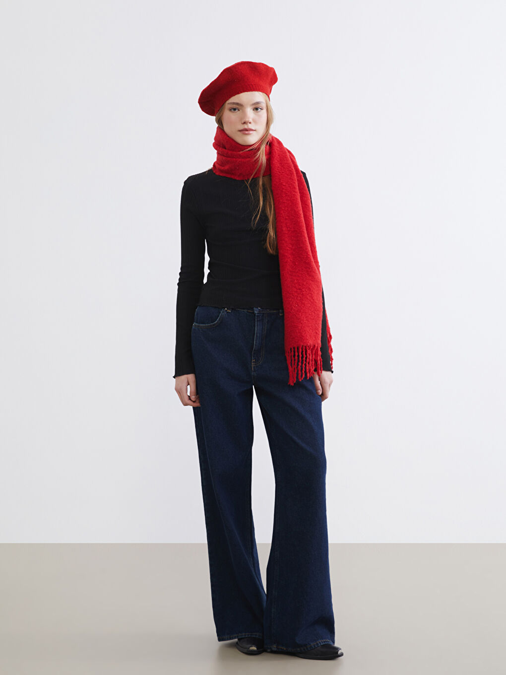 Kırmızı Püsküllü Kadın Atkı