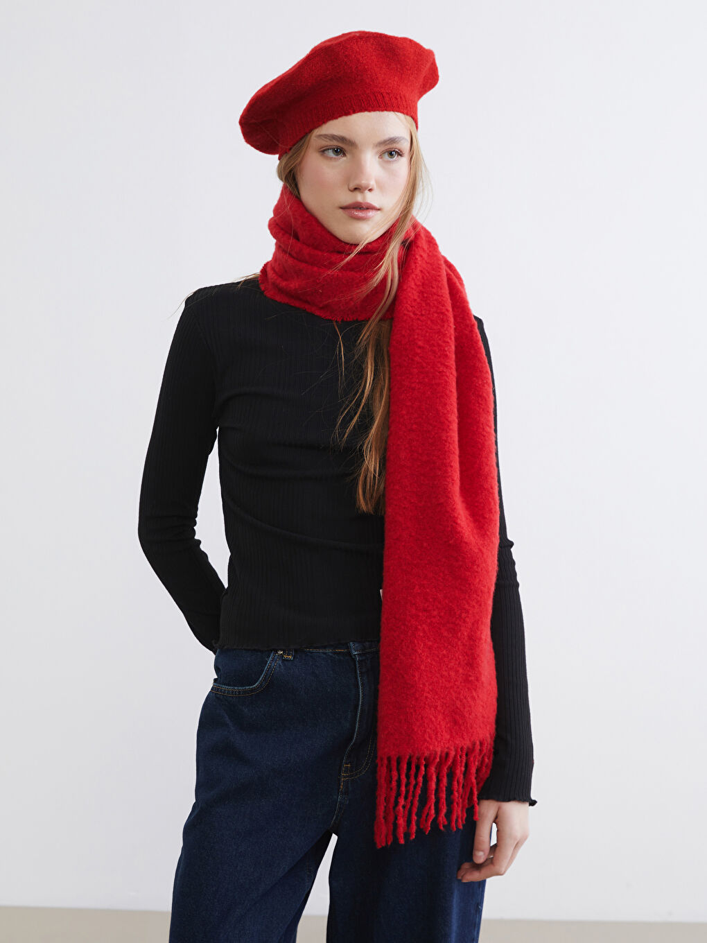 Kırmızı Püsküllü Kadın Atkı-1