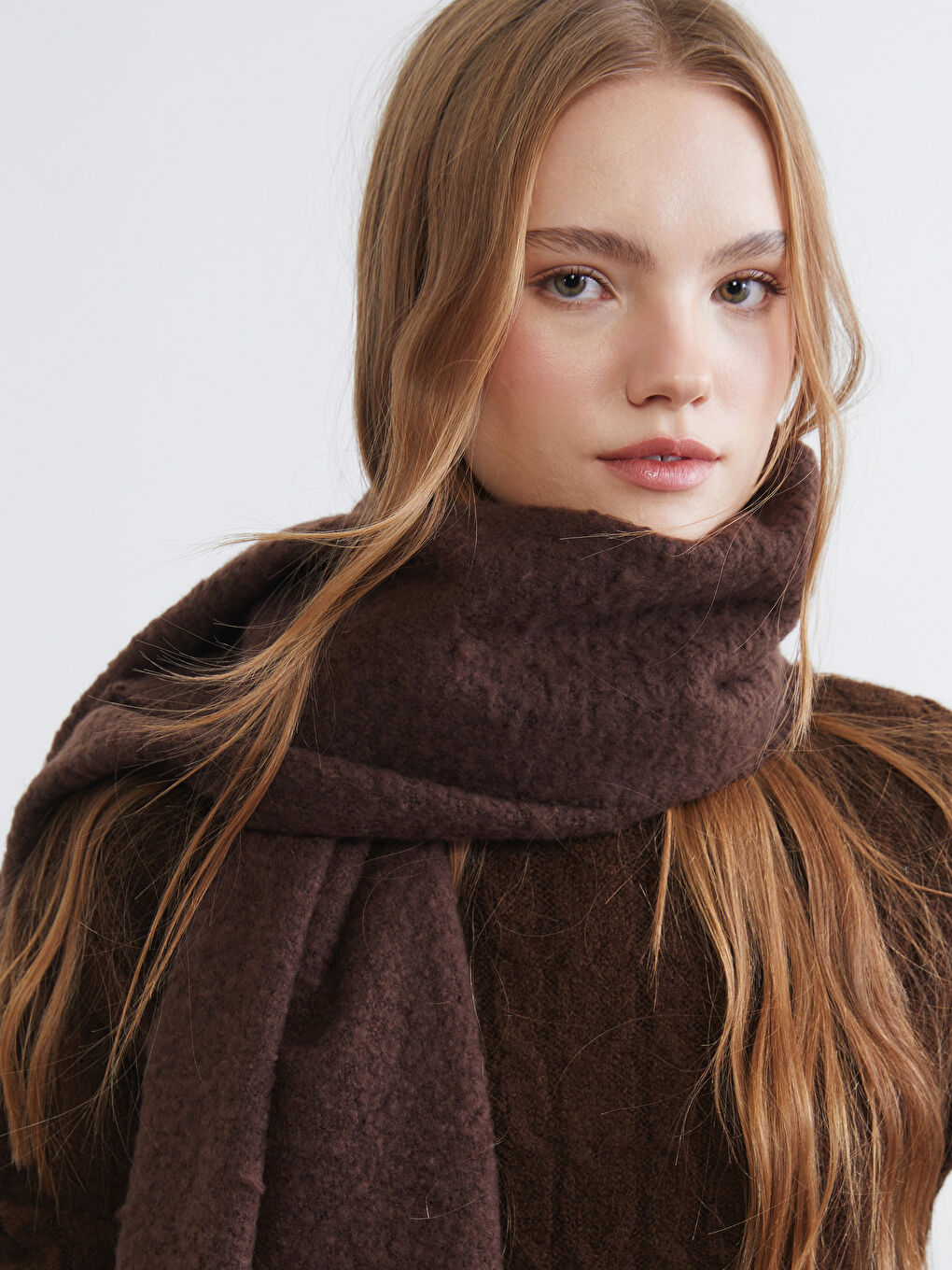 Kahverengi Püsküllü Kadın Atkı