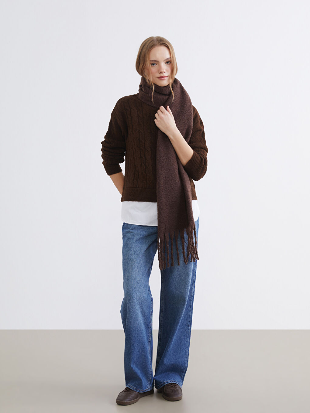 Kahverengi Püsküllü Kadın Atkı-1