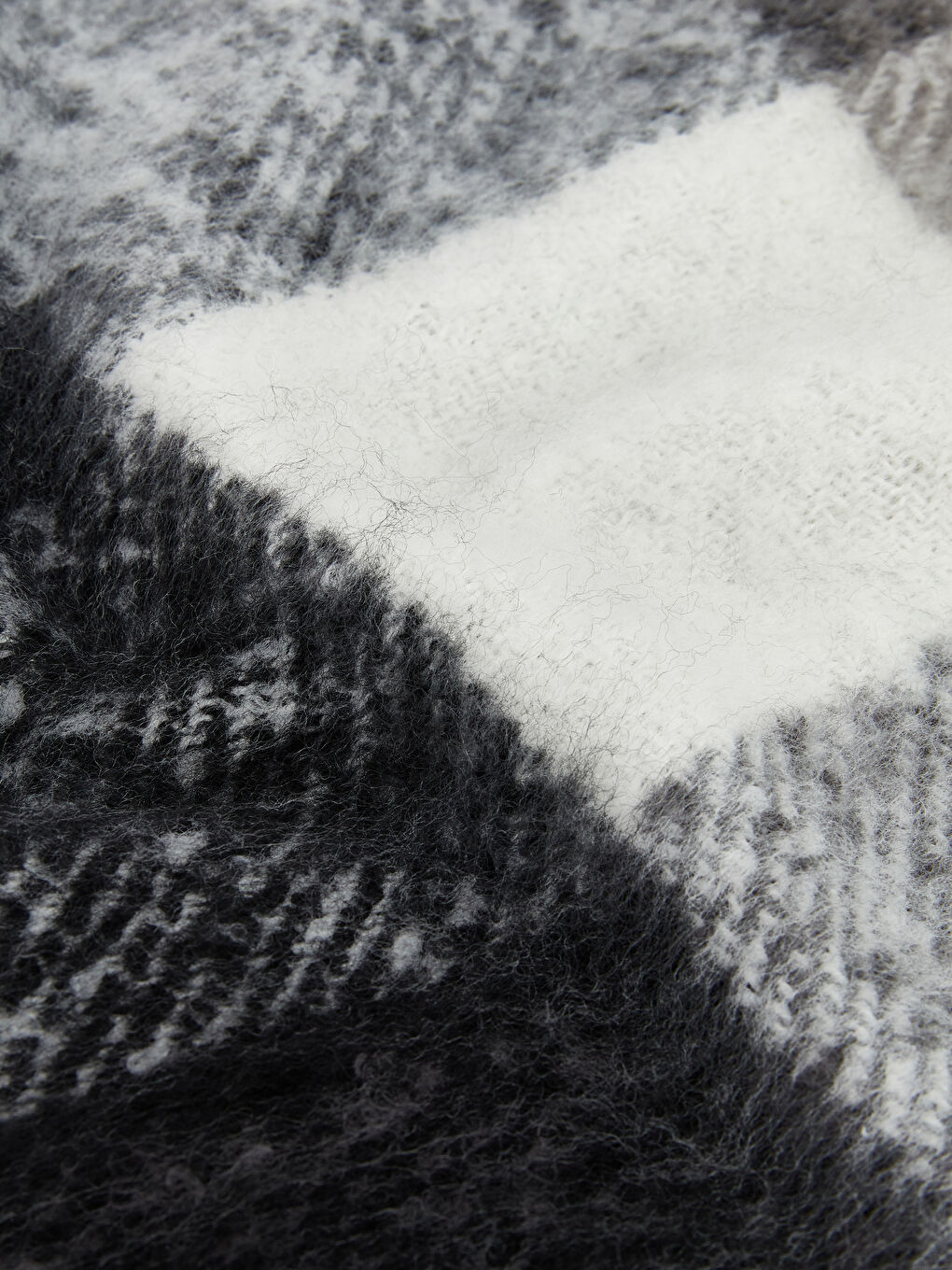 Шарф Женский Клетчатый С Кисточками-2