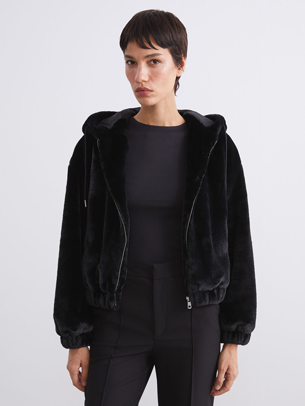 Kapüşonlu Kadın Mont