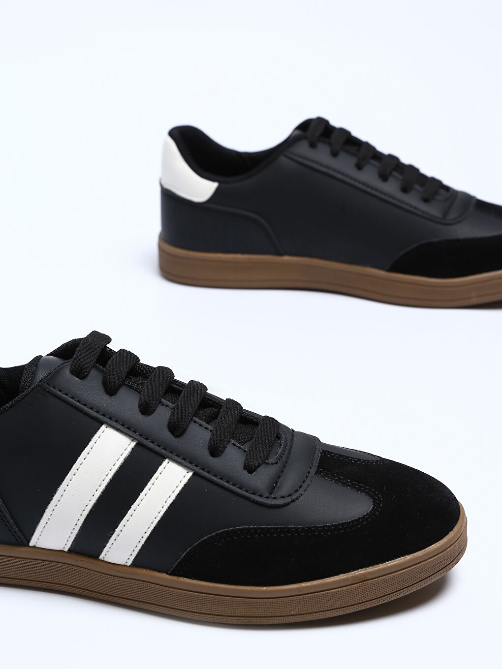 حذاء رياضي بأربطة للرجال-2