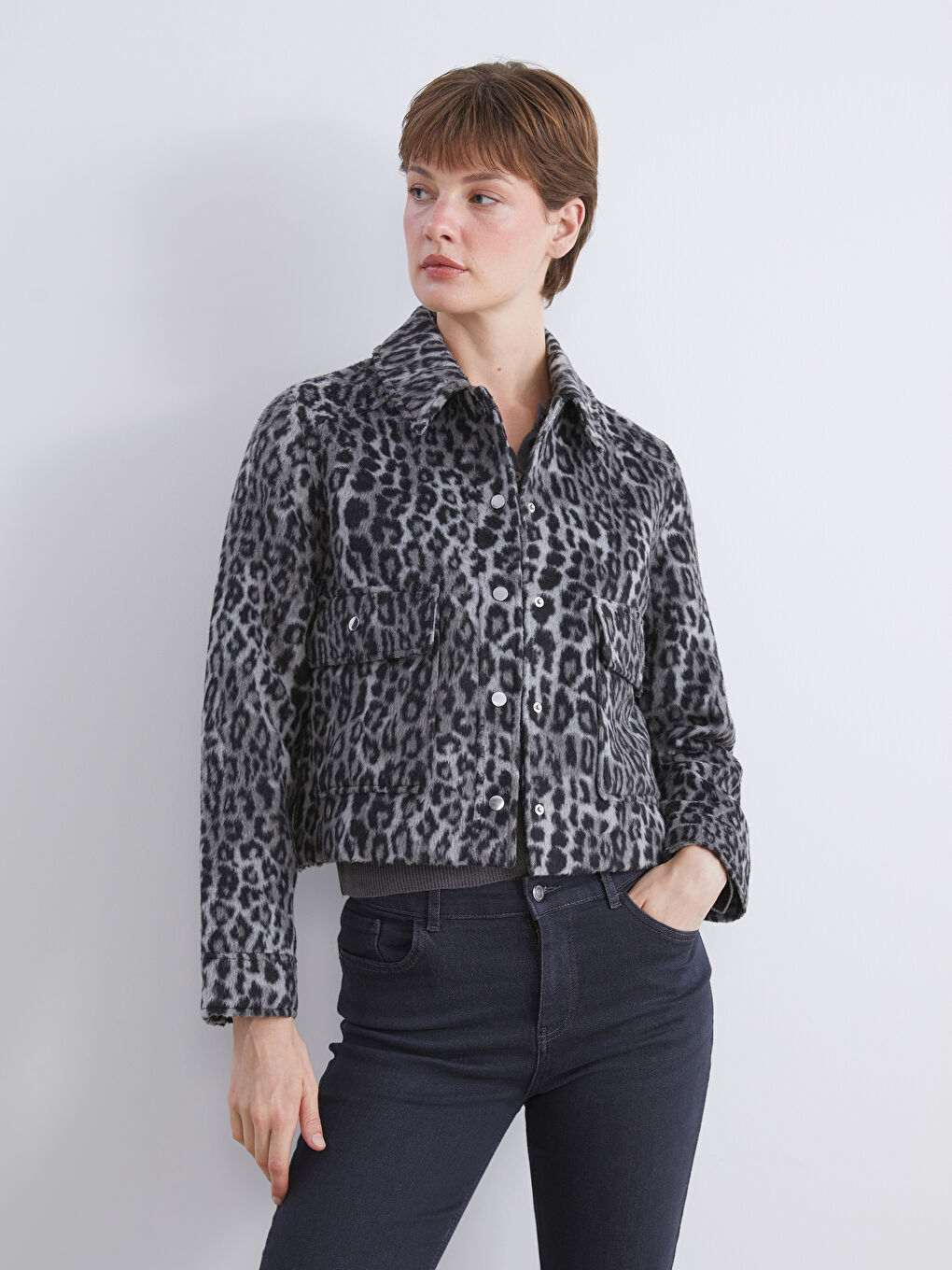 Gri Gömlek Yaka Leopar Desenli Kadın Kaşe Ceket