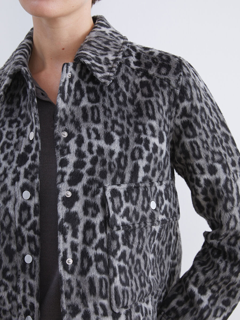 Gri Gömlek Yaka Leopar Desenli Kadın Kaşe Ceket-2