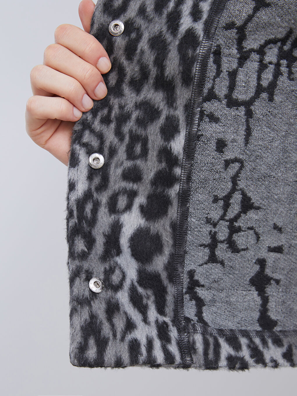 Gri Gömlek Yaka Leopar Desenli Kadın Kaşe Ceket-3