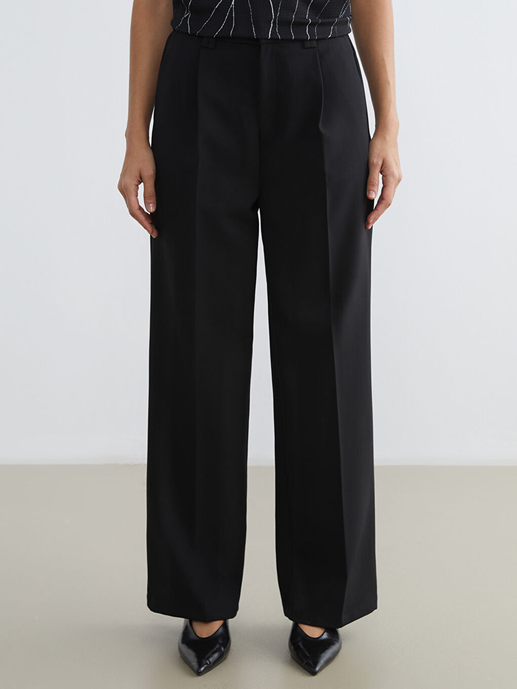 Siyah Beli Lastikli Kadın Pileli Pantolon-1