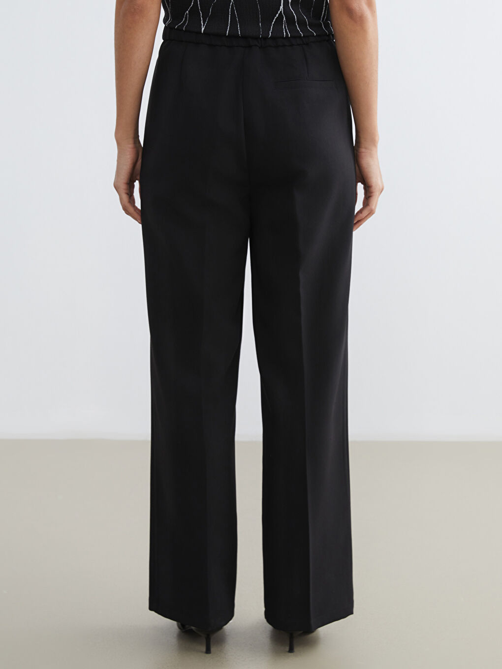 Siyah Beli Lastikli Kadın Pileli Pantolon-3