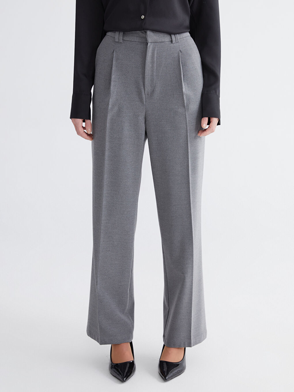 Gri Beli Lastikli Kadın Pileli Pantolon-1