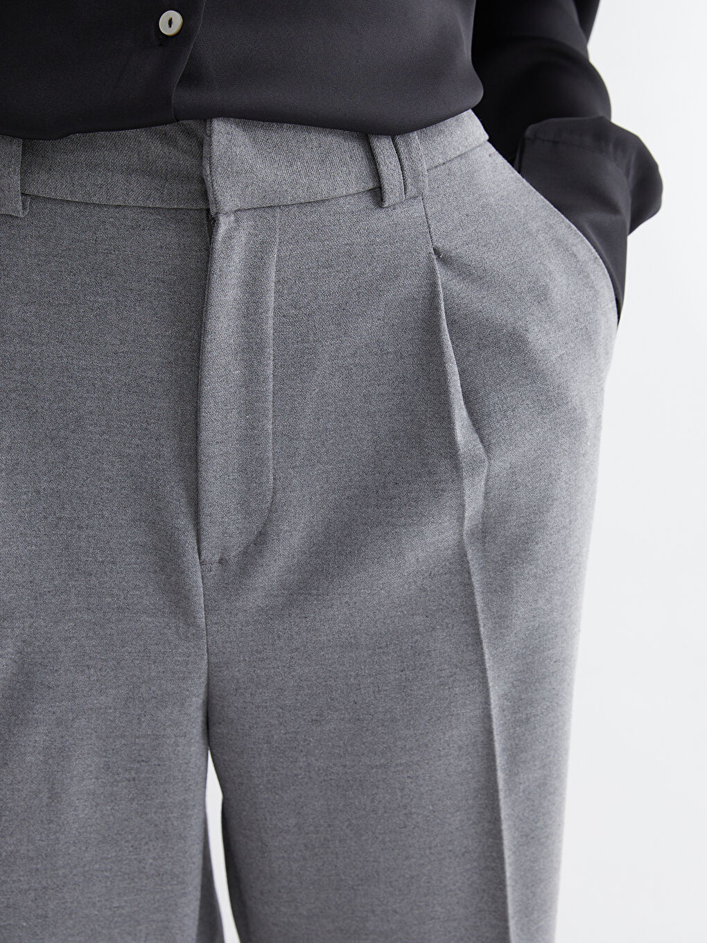 Gri Beli Lastikli Kadın Pileli Pantolon-2