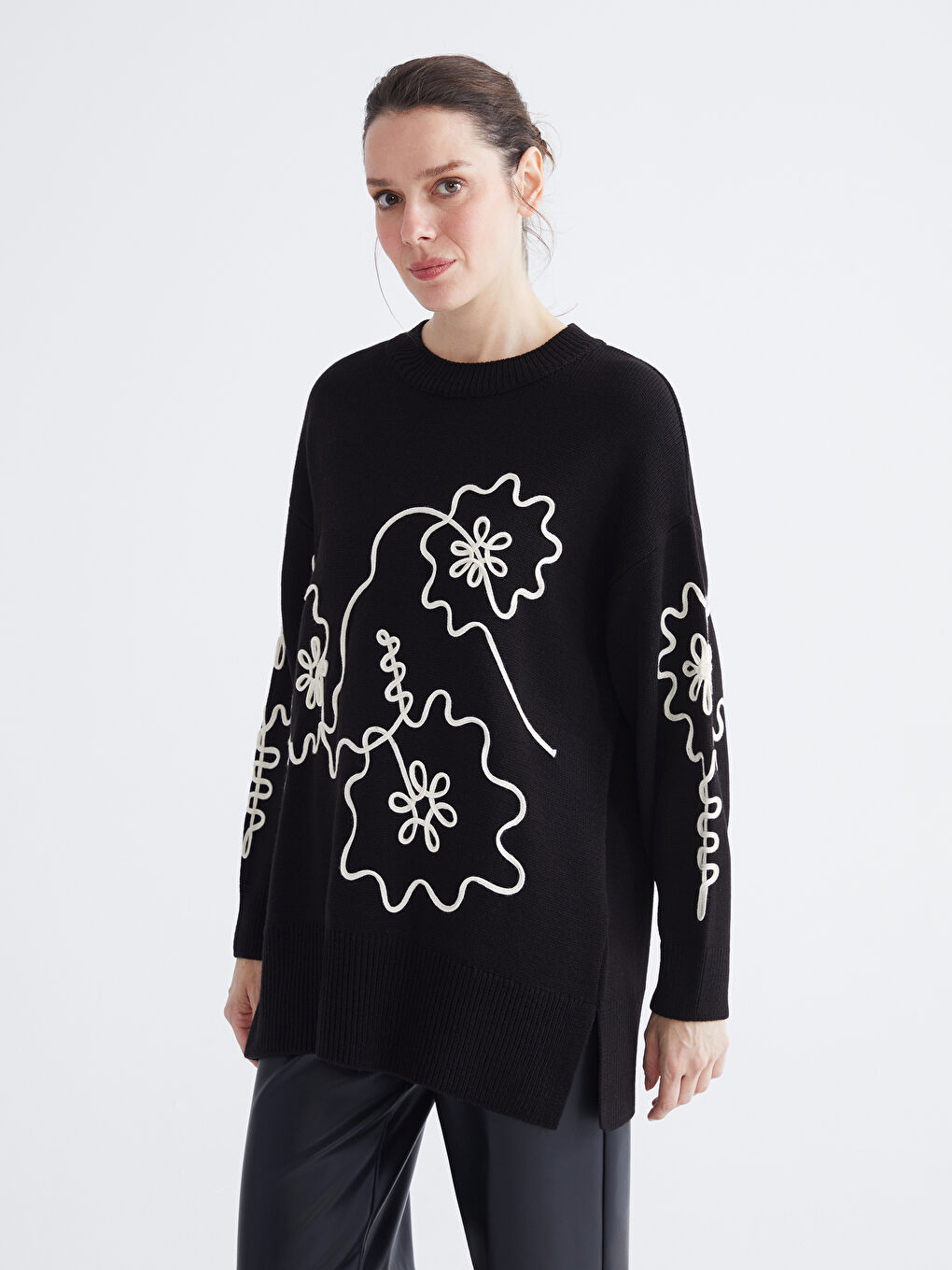 كنزة محبوكة نسائية بياقة دائرية مطرزة بالزهور