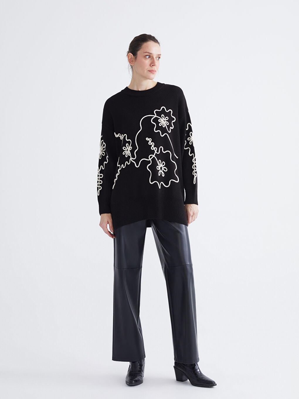 كنزة محبوكة نسائية بياقة دائرية مطرزة بالزهور-1