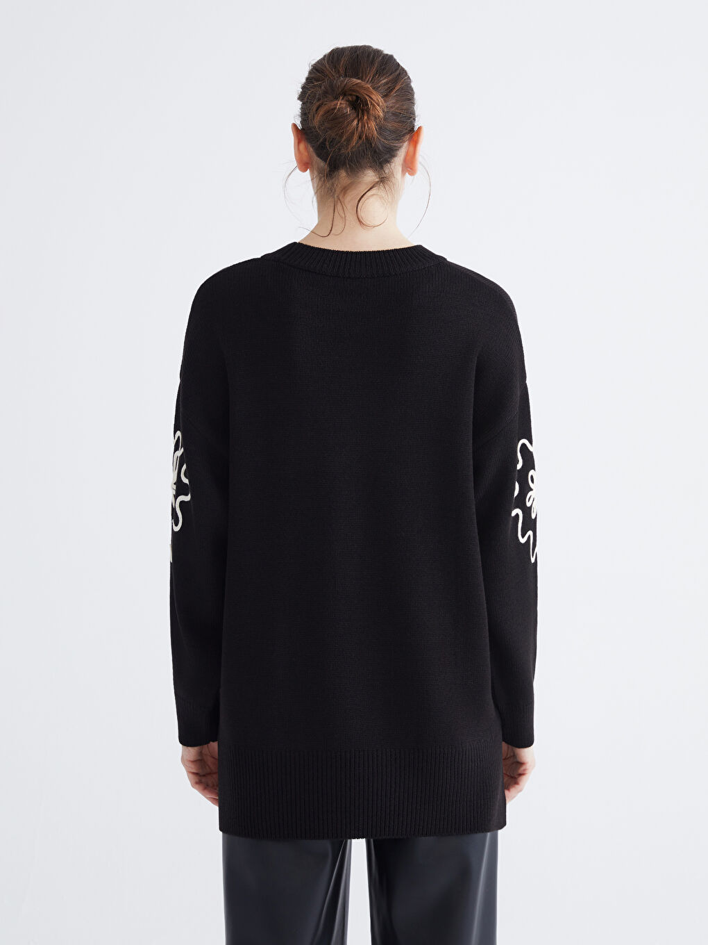 كنزة محبوكة نسائية بياقة دائرية مطرزة بالزهور-3