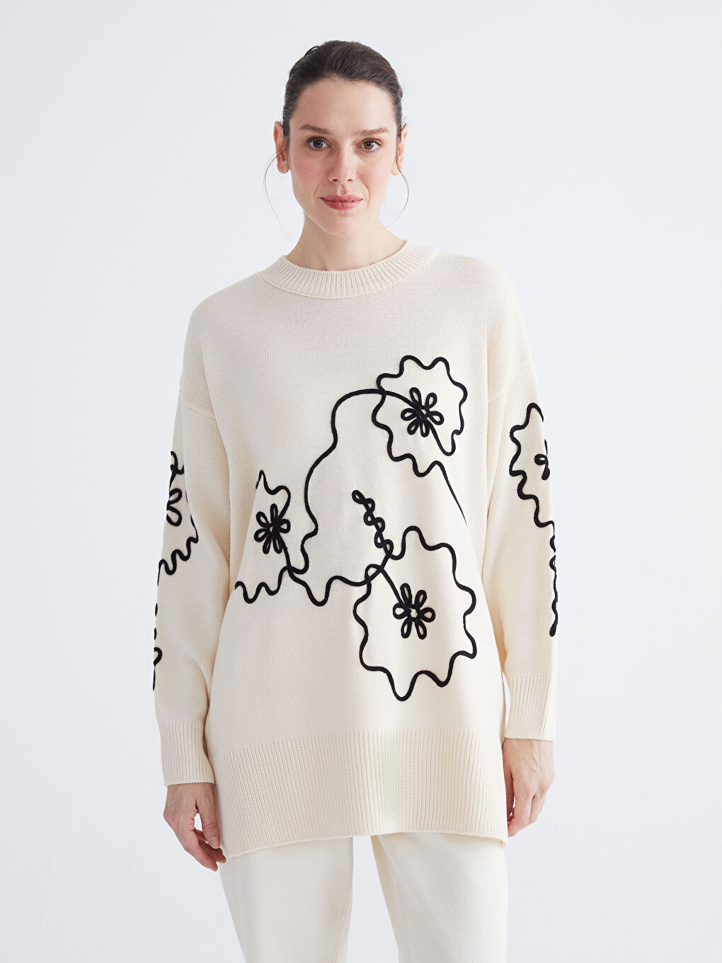 كنزة محبوكة نسائية بياقة دائرية مطرزة بالزهور