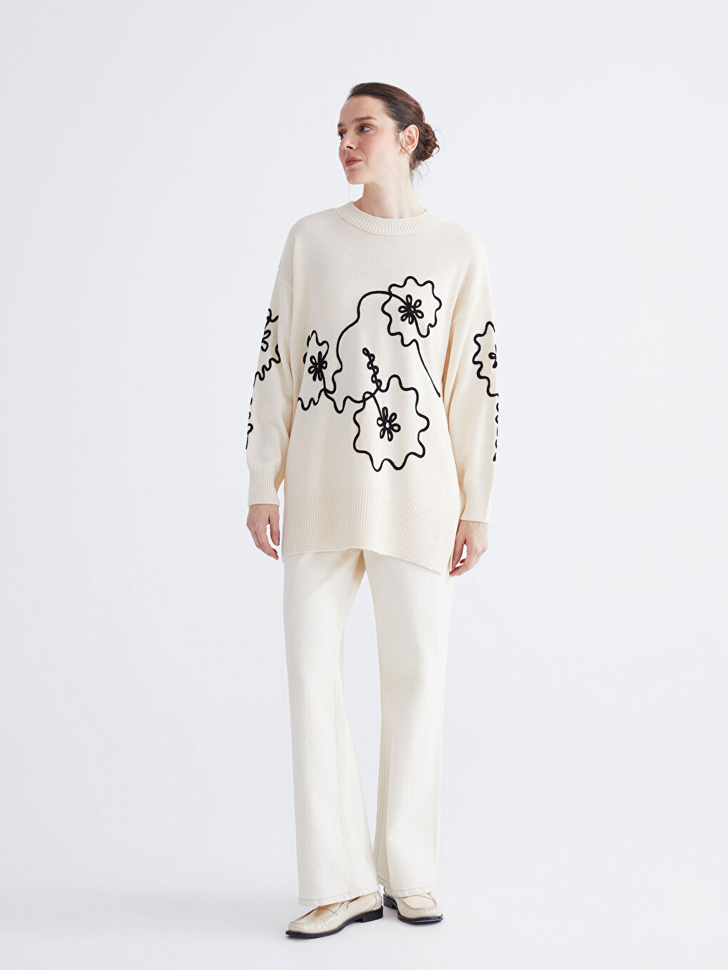 كنزة محبوكة نسائية بياقة دائرية مطرزة بالزهور-1