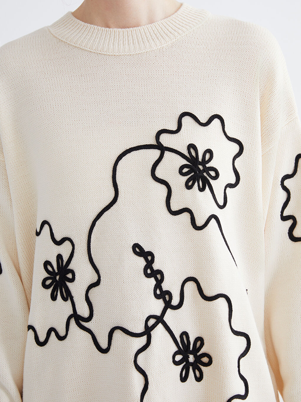 كنزة محبوكة نسائية بياقة دائرية مطرزة بالزهور-2