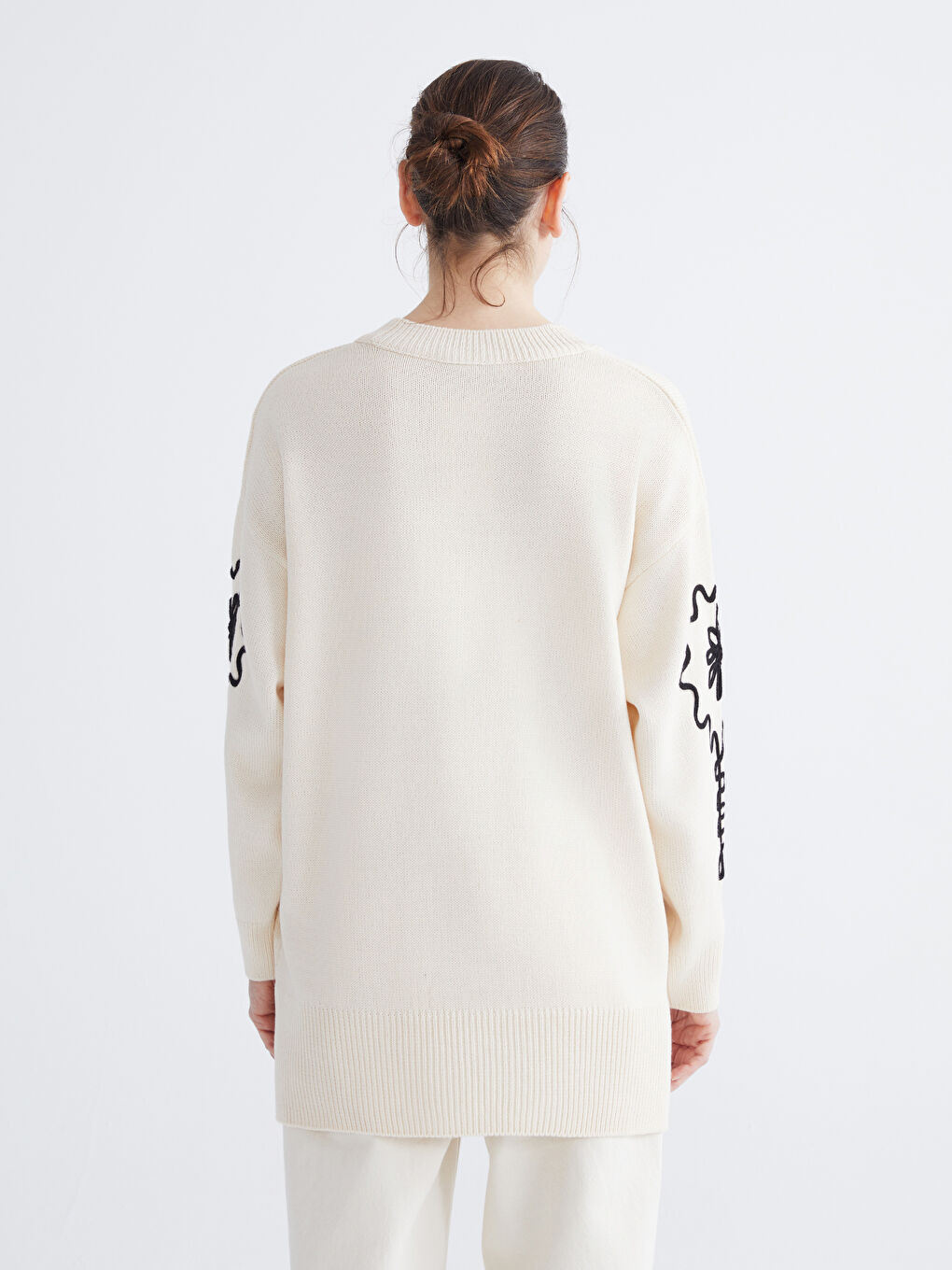 كنزة محبوكة نسائية بياقة دائرية مطرزة بالزهور-3