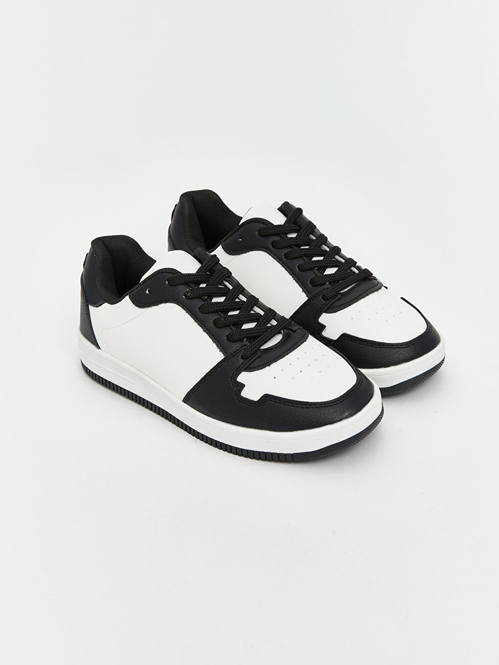 أحذية رياضية للبنات برباط