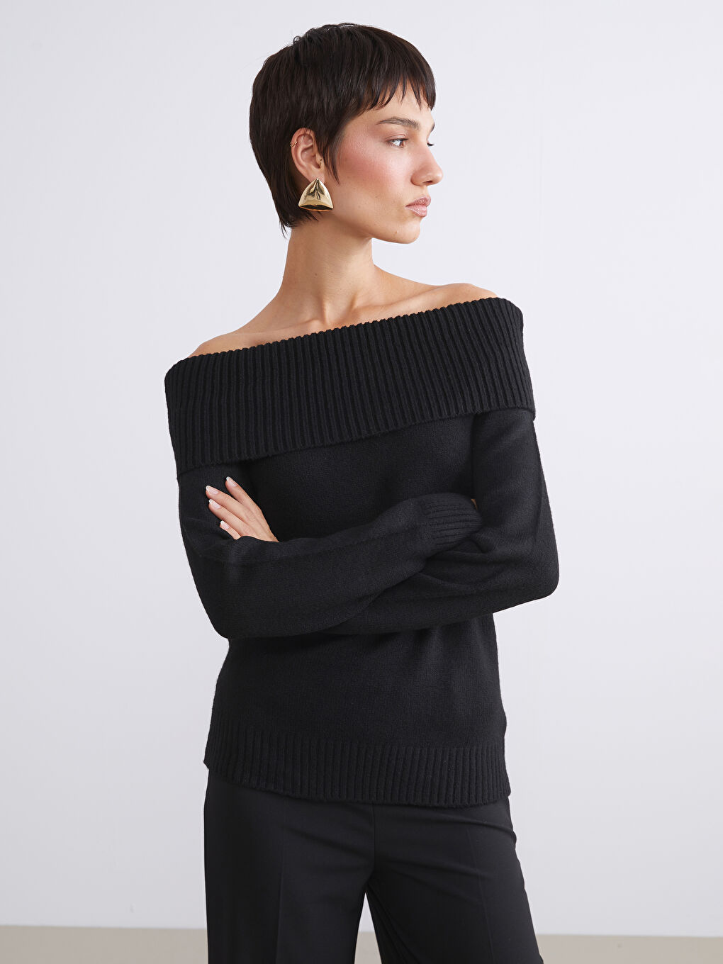 Siyah Kayık Yaka Kadın Triko Kazak