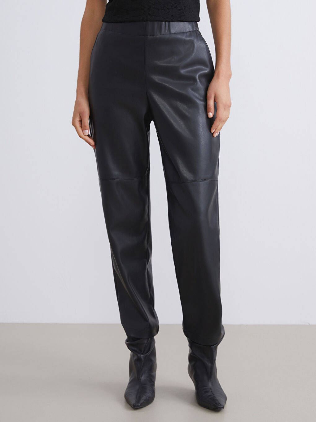 Siyah Beli Lastikli Kadın Deri Görünümlü Pantolon-1