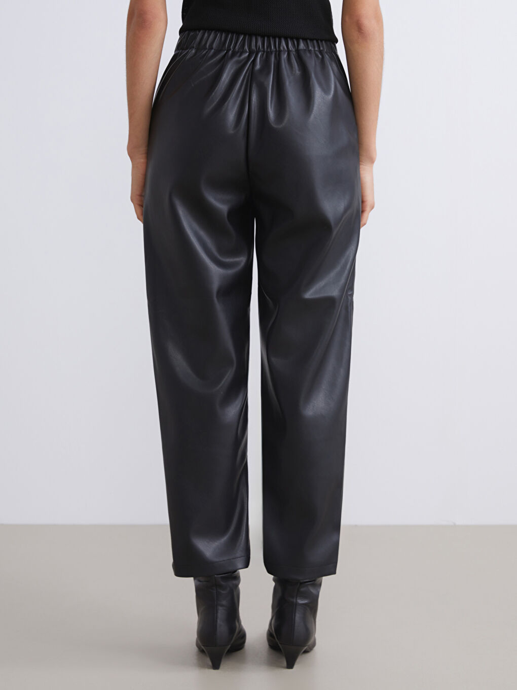 Siyah Beli Lastikli Kadın Deri Görünümlü Pantolon-3