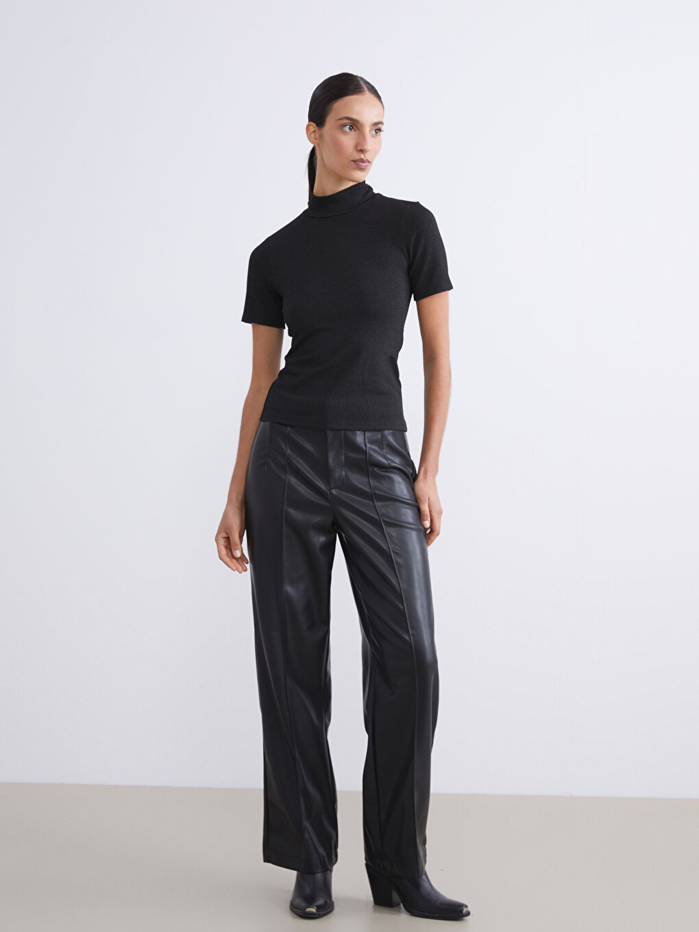 Siyah Standart Fit Kadın Deri Görünümlü Pantolon-1