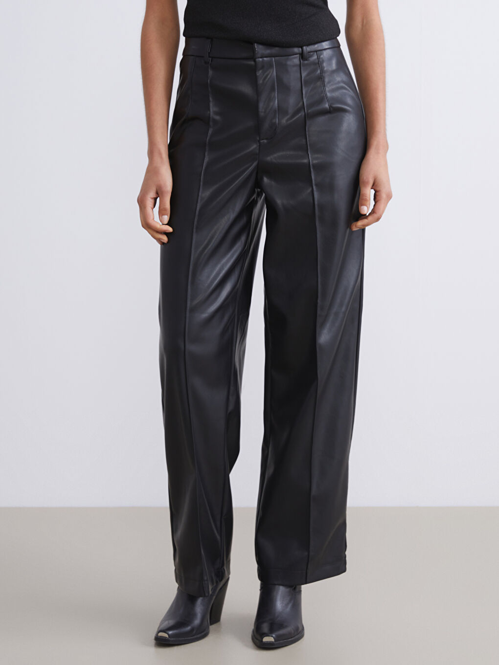 Siyah Standart Fit Kadın Deri Görünümlü Pantolon-2