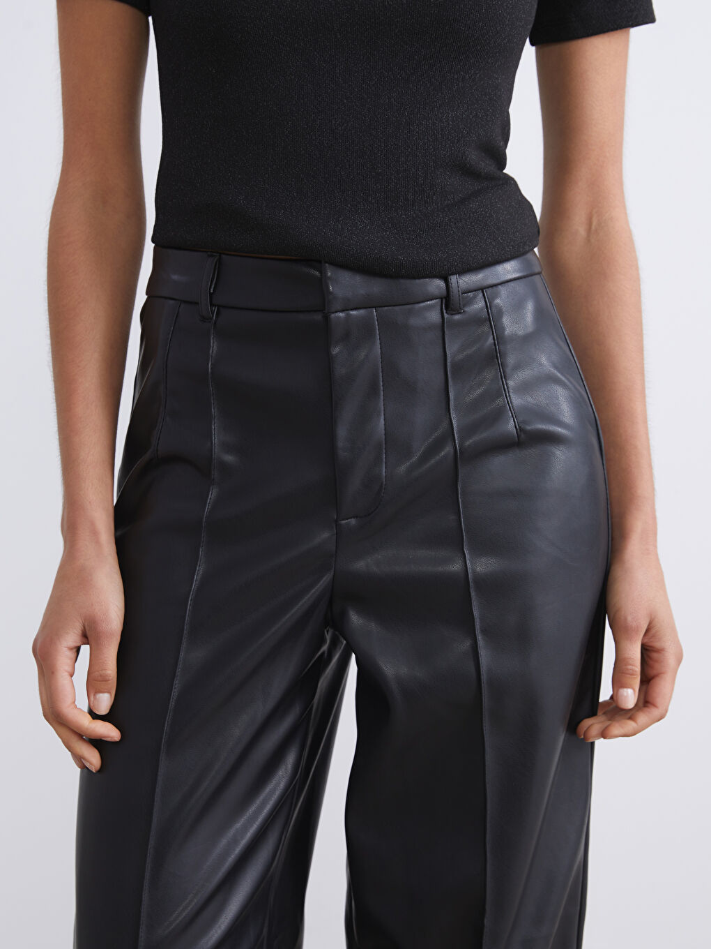Siyah Standart Fit Kadın Deri Görünümlü Pantolon-3