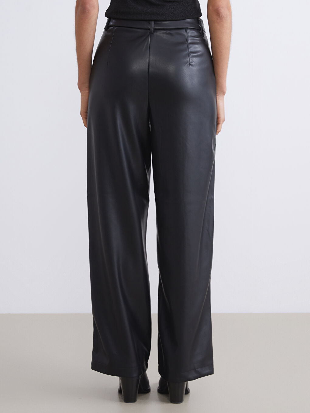 Siyah Standart Fit Kadın Deri Görünümlü Pantolon-4